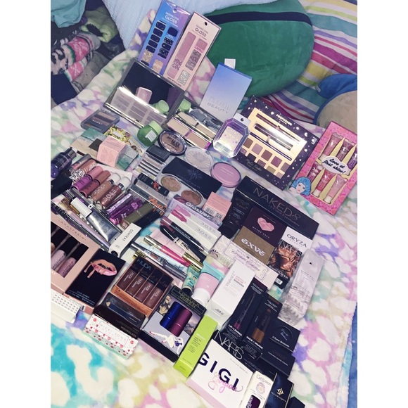 Absolutely Perfect Makeup Bundle - Picture 3 of 11